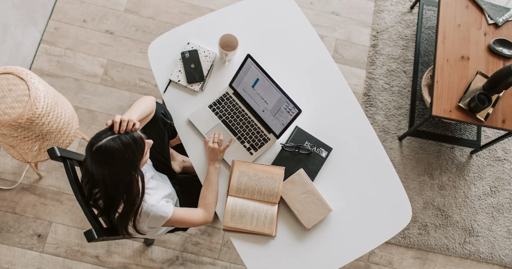 A women working on laptop